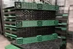 Tarima de plastico STD1011 ideal para industrias alimenticia y farmaceutica, cumple ISO22000 e ISPM15, ofrece higiene, estabilidad y ciclos prolongados de uso.