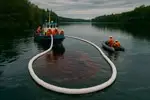 Barrera Flotante Sorbent Boom diseñada para operaciones de limpieza y control ambiental en agua.
