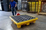 Compatibilidad con 4 tambos industriales de 200 L; también admite cubetas, bidones y latas en operaciones de mezcla, trasvase o almacenamiento.