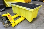 Medidas de 130 × 66 × 55 cm, diseñada para contener y soportar tambos industriales de 200 L / 55 galones.