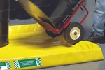 Incluye rejilla 100% HDPE; el tambo se coloca sobre la rejilla y el derrame queda contenido dentro de la berma, facilitando limpieza y operación segura.