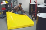 Berma flexible grado militar con bajo costo y larga vida útil; alternativa portátil frente a tarimas rígidas cuando se requiere movilidad sin sacrificar seguridad.