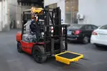 Con la tarima para un tambo antiderrames, puedes almacenar tambos de forma segura, reducir tiempos de limpieza, mejorar el manejo de residuos líquidos y proteger al personal de riesgos por contacto con sustancias peligrosas.