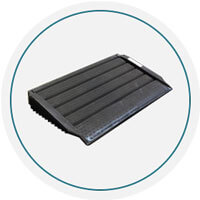 Rampa Chica HDPE resistente a corrosivos y químicos, compatible con plataformas antiderrames.