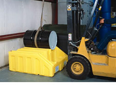 Rack de plastico para tambos industriales con contención de derrames PolyRacker fabricado en HDPE, uso con Montacargas.